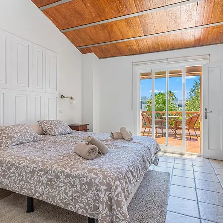 Spacious Beachfront Town House In With Fully Equipped Kitchen, Pools, Garden, Sea View Casa de Férias Estepona