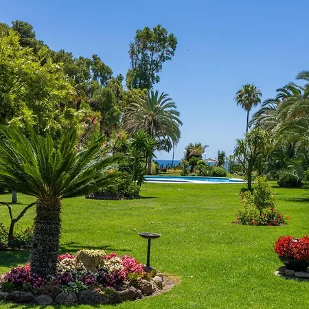 Casa de Férias Spacious Beachfront Town House In With Fully Equipped Kitchen, Pools, Garden, Sea View Estepona