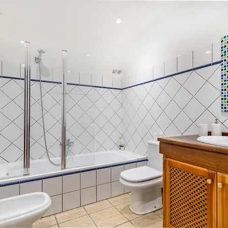 Spacious Beachfront Town House In With Fully Equipped Kitchen, Pools, Garden, Sea View 別荘