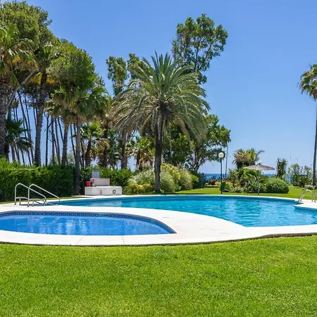 Spacious Beachfront Town House In With Fully Equipped Kitchen, Pools, Garden, Sea View 別荘 エステポナ