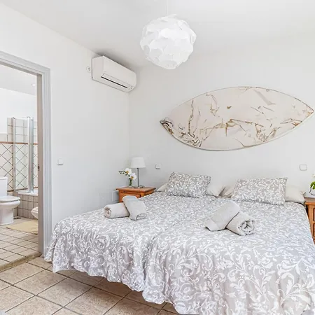 Casa de Férias Spacious Beachfront Town House In With Fully Equipped Kitchen, Pools, Garden, Sea View