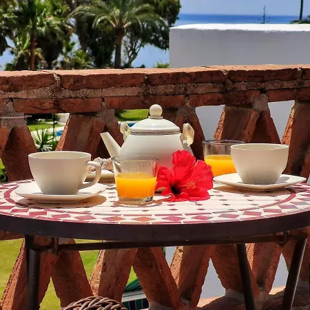 Spacious Beachfront Town House In With Fully Equipped Kitchen, Pools, Garden, Sea View