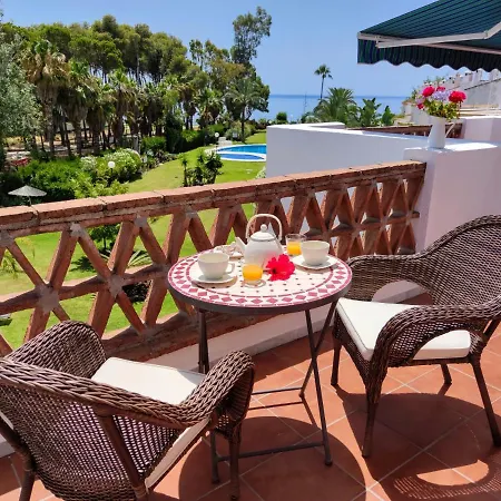 Vakantiehuis Spacious Beachfront Town House In With Fully Equipped Kitchen, Pools, Garden, Sea View