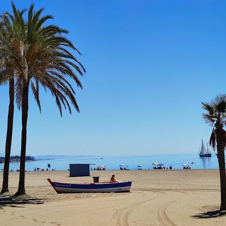 Spacious Beachfront Town House In With Fully Equipped Kitchen, Pools, Garden, Sea View Vakantiehuis