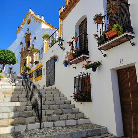 Spacious Beachfront Town House In With Fully Equipped Kitchen, Pools, Garden, Sea View Semesterbostad Estepona