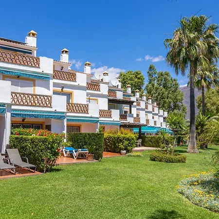 Spacious Beachfront Town House In With Fully Equipped Kitchen, Pools, Garden, Sea View Vakantiehuis