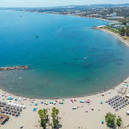 Spacious Beachfront Town House In With Fully Equipped Kitchen, Pools, Garden, Sea View Εστεπόνα