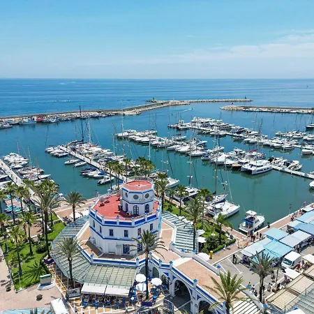 Spacious Beachfront Town House In With Fully Equipped Kitchen, Pools, Garden, Sea View Vakantiehuis