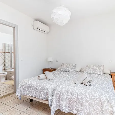 Spacious Beachfront Town House In With Fully Equipped Kitchen, Pools, Garden, Sea View *