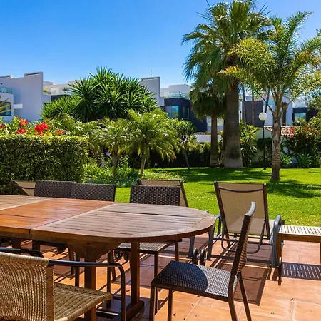 Spacious Beachfront Town House In With Fully Equipped Kitchen, Pools, Garden, Sea View * Εστεπόνα