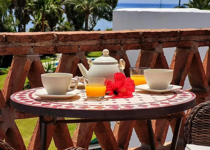 Spacious Beachfront Town House In With Fully Equipped Kitchen, Pools, Garden, Sea View