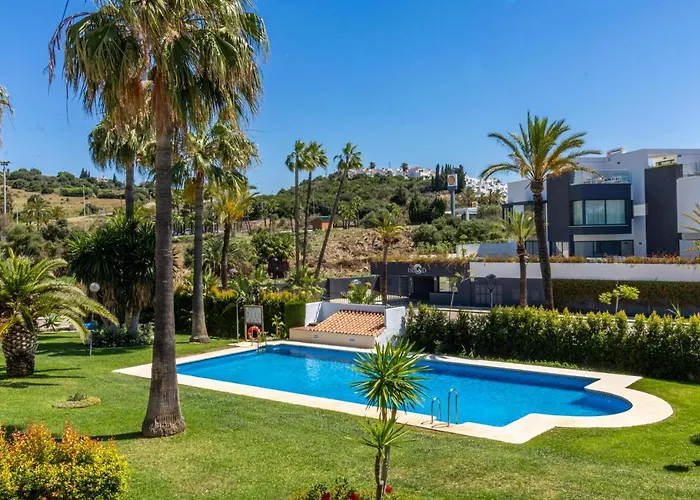 Spacious Beachfront Town House In With Fully Equipped Kitchen, Pools, Garden, Sea View *