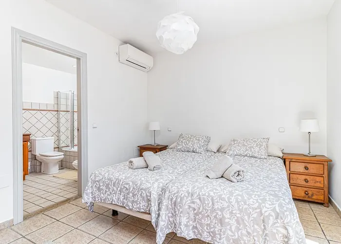 Spacious Beachfront Town House In With Fully Equipped Kitchen, Pools, Garden, Sea View *