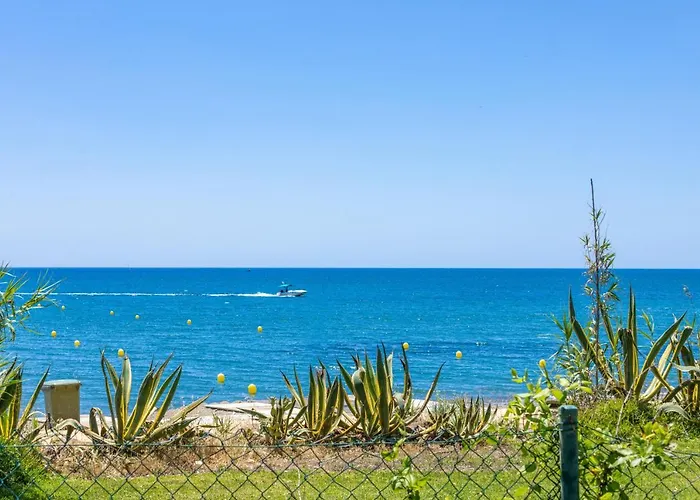 Spacious Beachfront Town House In With Fully Equipped Kitchen, Pools, Garden, Sea View