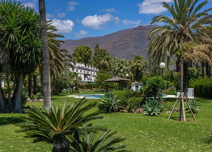 Spacious Beachfront Town House In With Fully Equipped Kitchen, Pools, Garden, Sea View *